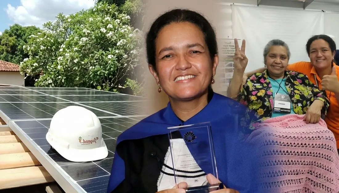 Laura recebendo um prêmio ao lado da equipe da Solar Jugaad, com painéis solares ao fundo.